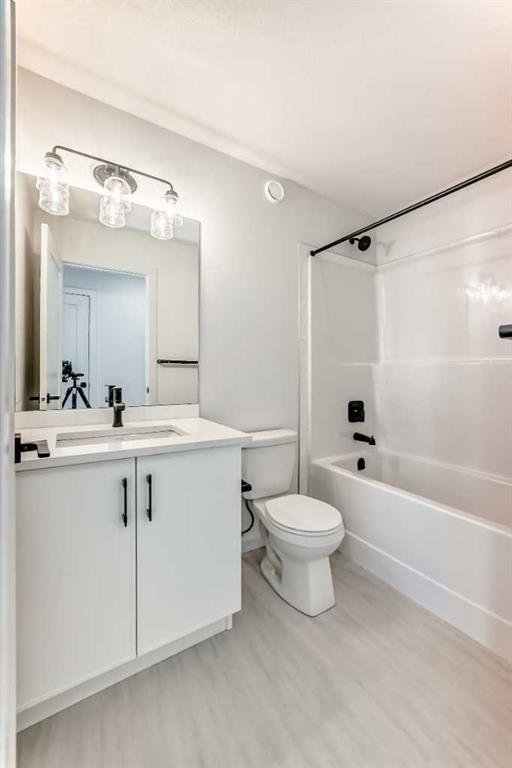 63 Creekside Path Sw, Calgary, AB - Indoor Photo Showing Bathroom
