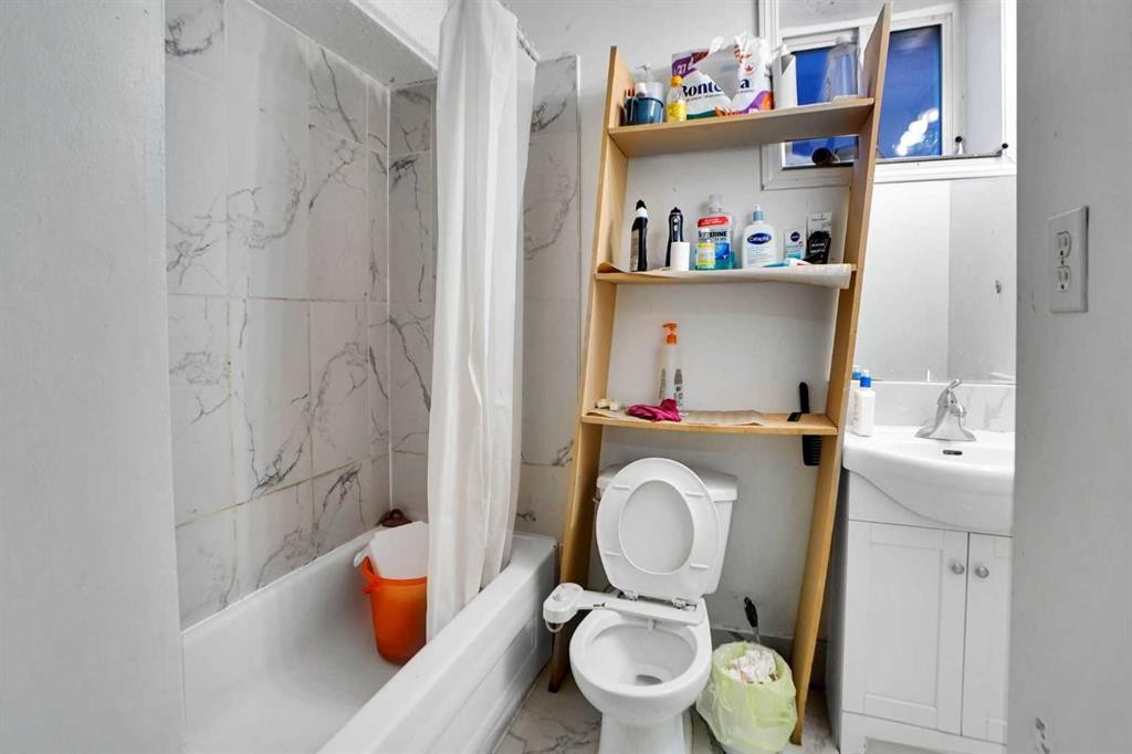 1134 Martindale Boulevard Ne, Calgary, AB - Indoor Photo Showing Bathroom