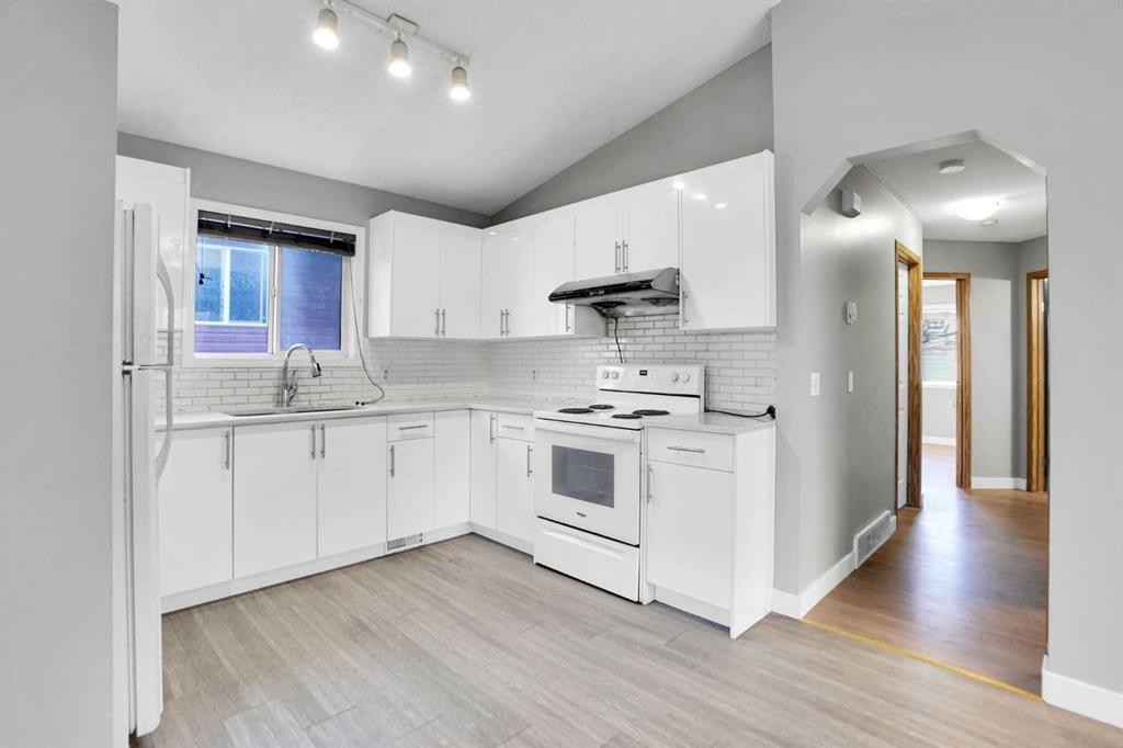 1134 Martindale Boulevard Ne, Calgary, AB - Indoor Photo Showing Kitchen