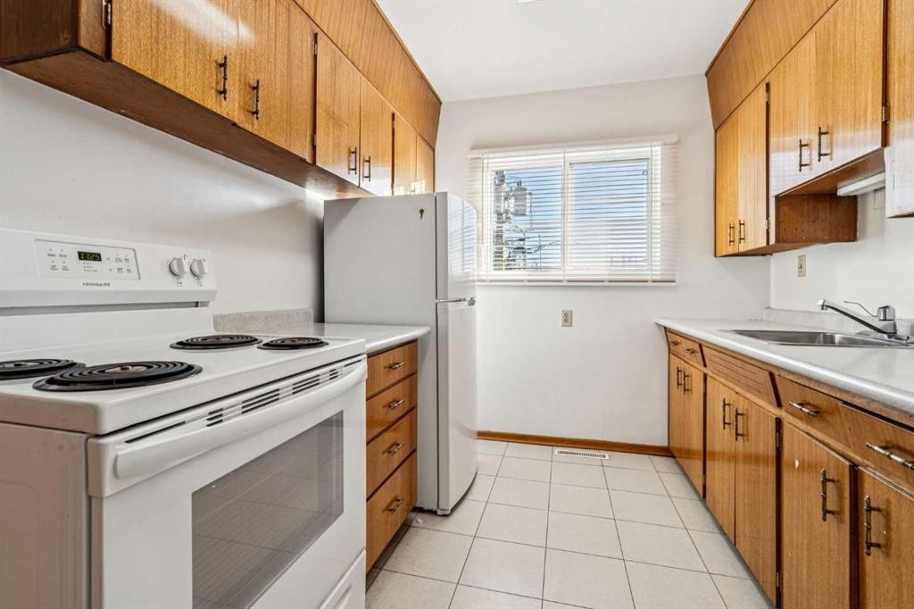 111 27 Avenue Nw, Calgary, AB - Indoor Photo Showing Kitchen With Double Sink