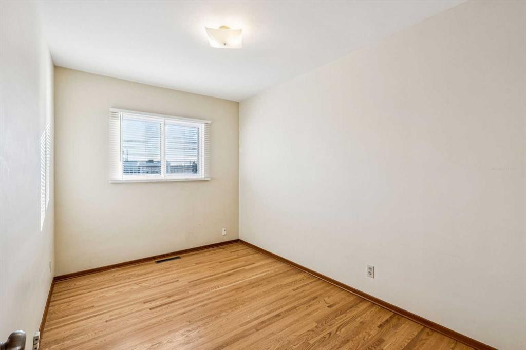 111 27 Avenue Nw, Calgary, AB - Indoor Photo Showing Other Room
