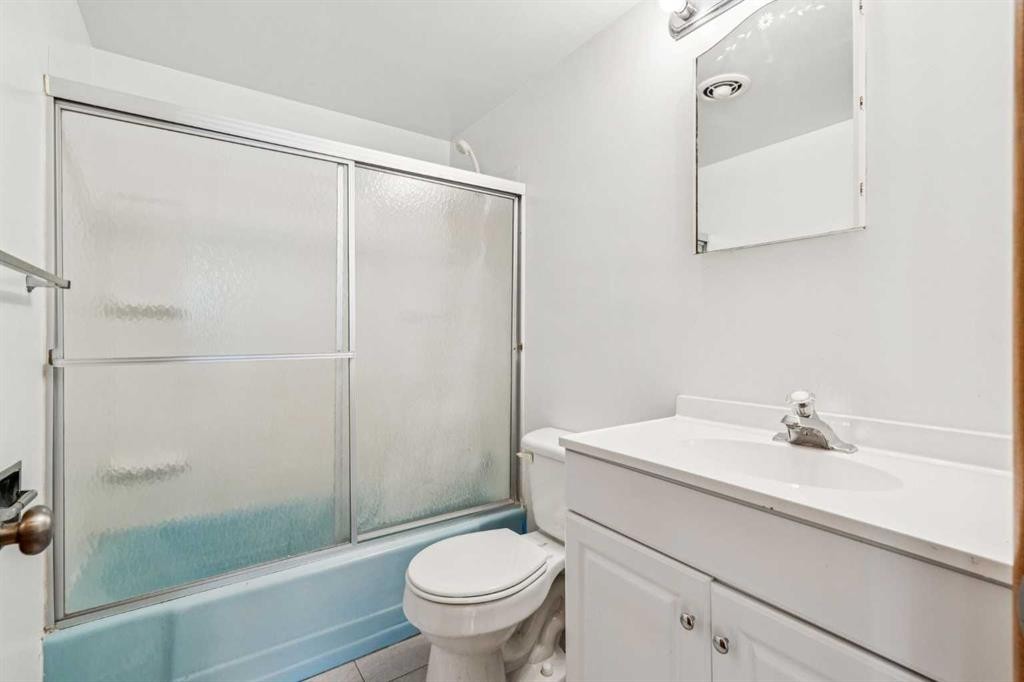 111 27 Avenue Nw, Calgary, AB - Indoor Photo Showing Bathroom