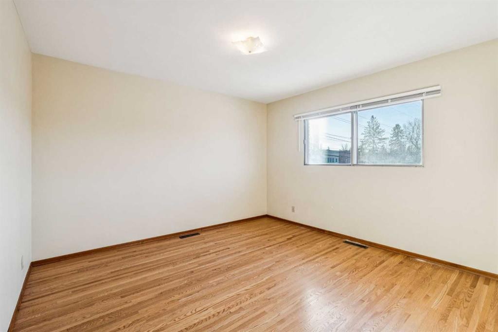 111 27 Avenue Nw, Calgary, AB - Indoor Photo Showing Other Room