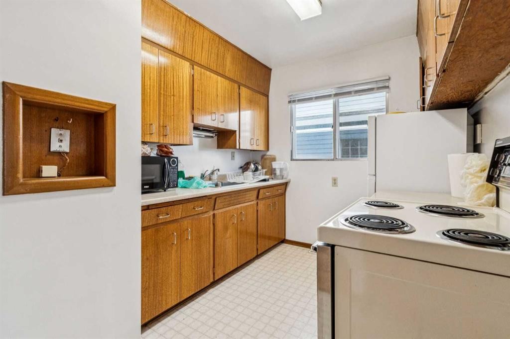 111 27 Avenue Nw, Calgary, AB - Indoor Photo Showing Kitchen