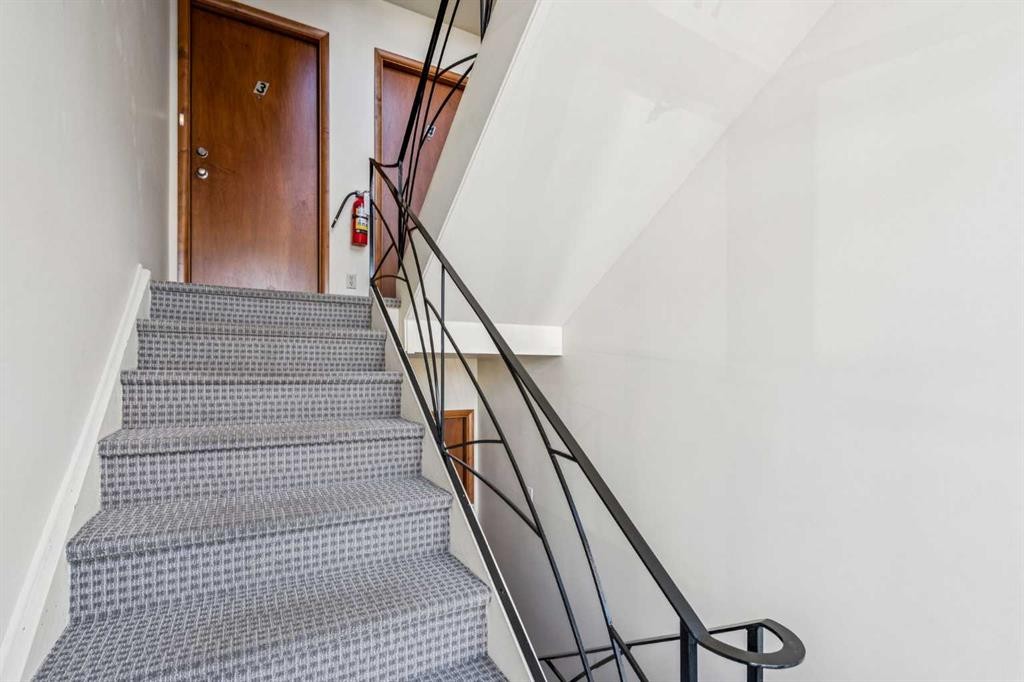 111 27 Avenue Nw, Calgary, AB - Indoor Photo Showing Other Room