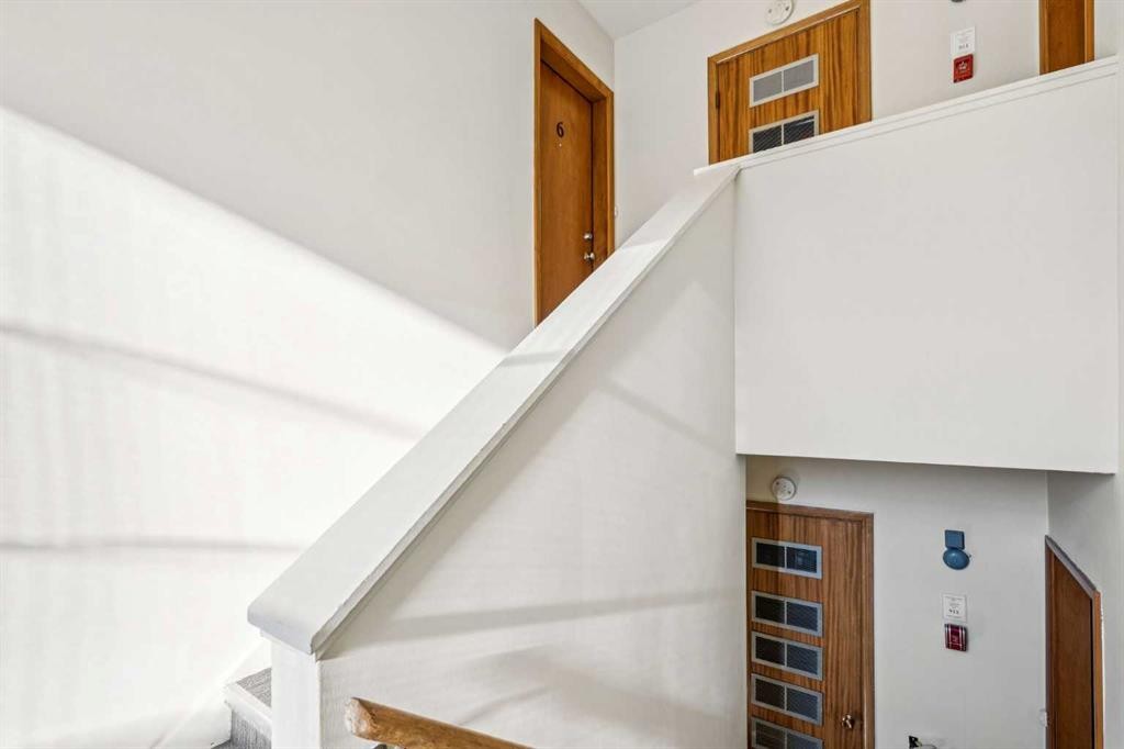 111 27 Avenue Nw, Calgary, AB - Indoor Photo Showing Other Room