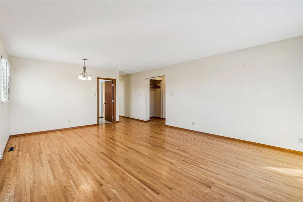 111 27 Avenue Nw, Calgary, AB - Indoor Photo Showing Other Room