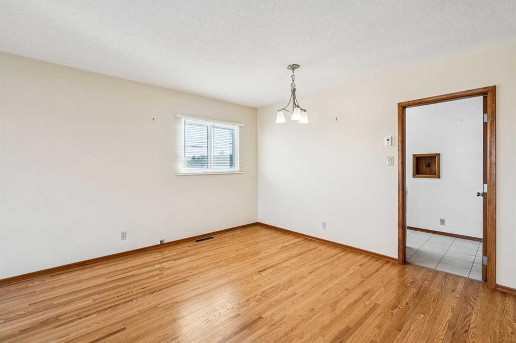 111 27 Avenue Nw, Calgary, AB - Indoor Photo Showing Other Room