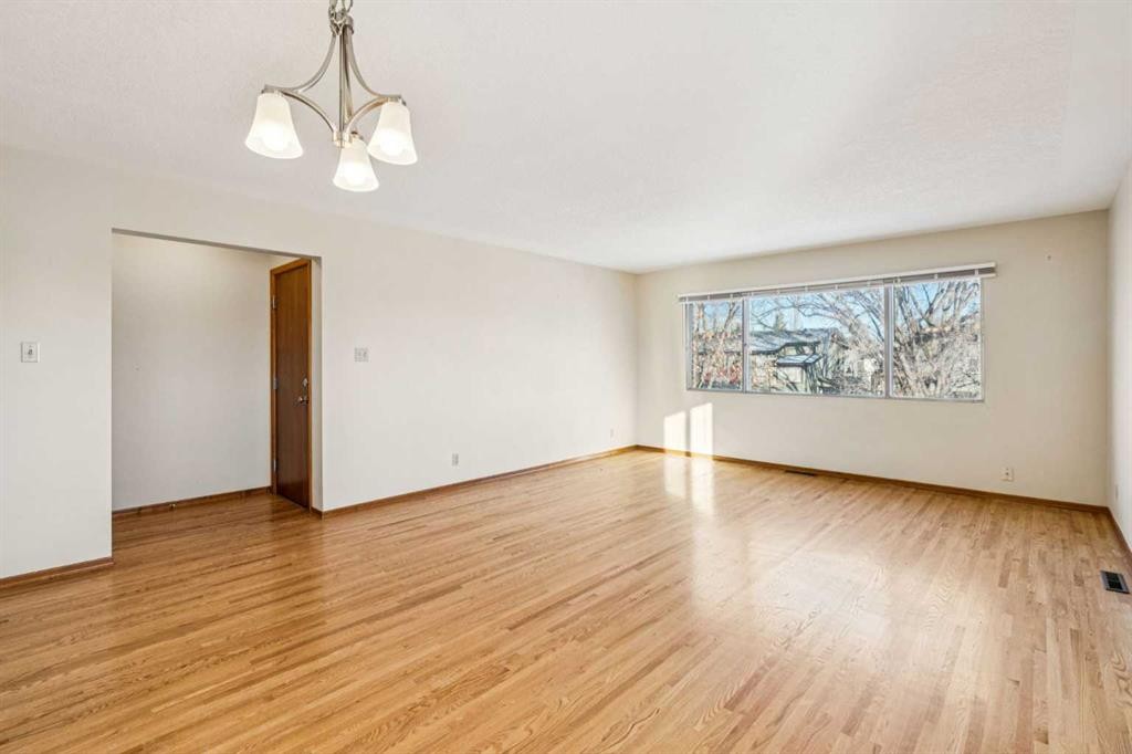 111 27 Avenue Nw, Calgary, AB - Indoor Photo Showing Living Room