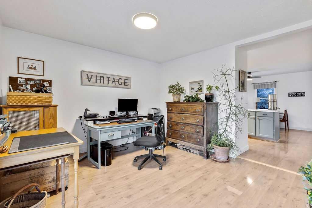 411 Mountain View Place, Longview, AB - Indoor Photo Showing Office