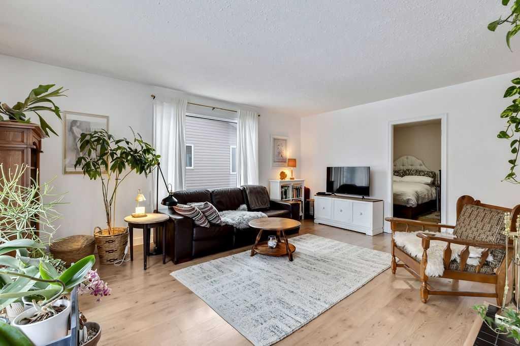 411 Mountain View Place, Longview, AB - Indoor Photo Showing Living Room