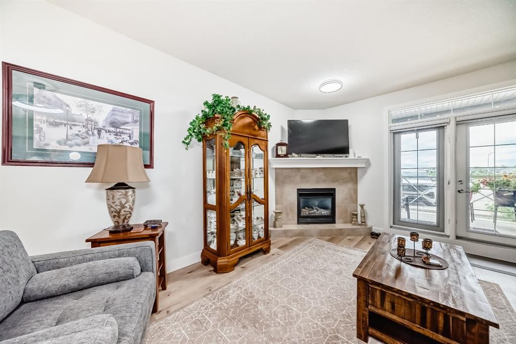 111-1005B Westmount Drive, Strathmore, AB - Indoor Photo Showing Living Room With Fireplace