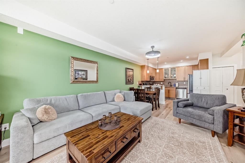 111-1005B Westmount Drive, Strathmore, AB - Indoor Photo Showing Living Room