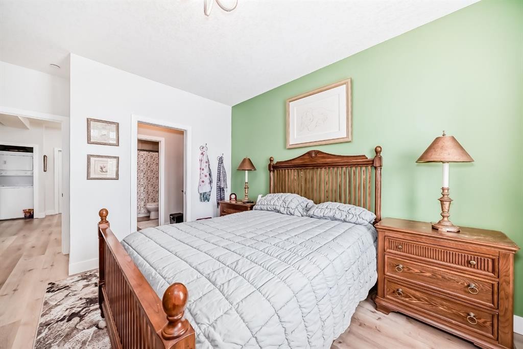 111-1005B Westmount Drive, Strathmore, AB - Indoor Photo Showing Bedroom