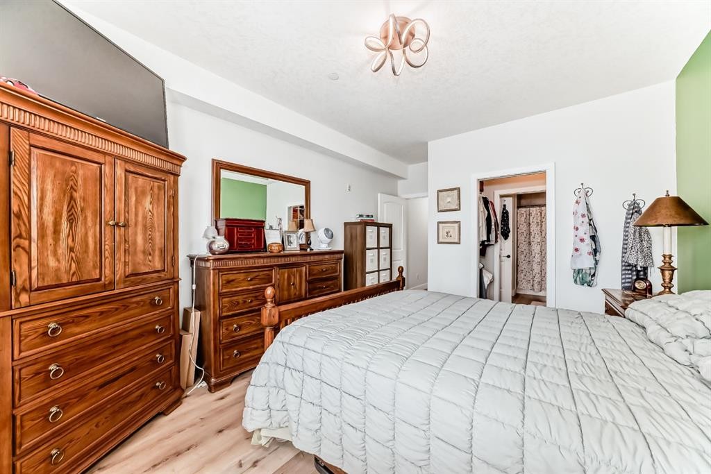 111-1005B Westmount Drive, Strathmore, AB - Indoor Photo Showing Bedroom