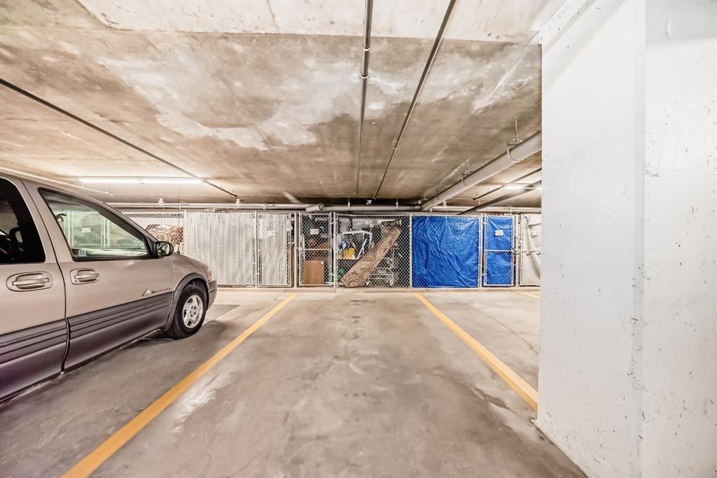 111-1005B Westmount Drive, Strathmore, AB - Indoor Photo Showing Garage