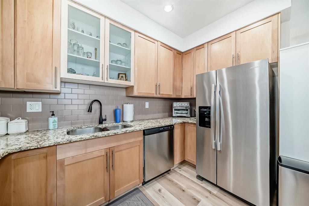 111-1005B Westmount Drive, Strathmore, AB - Indoor Photo Showing Kitchen With Double Sink