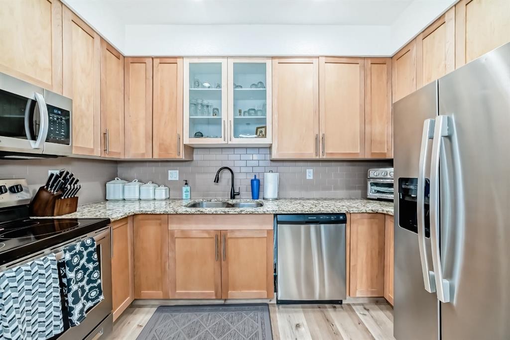 111-1005B Westmount Drive, Strathmore, AB - Indoor Photo Showing Kitchen