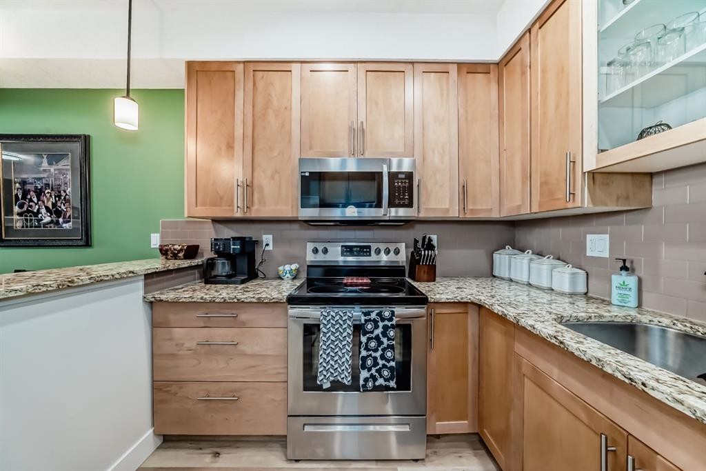 111-1005B Westmount Drive, Strathmore, AB - Indoor Photo Showing Kitchen