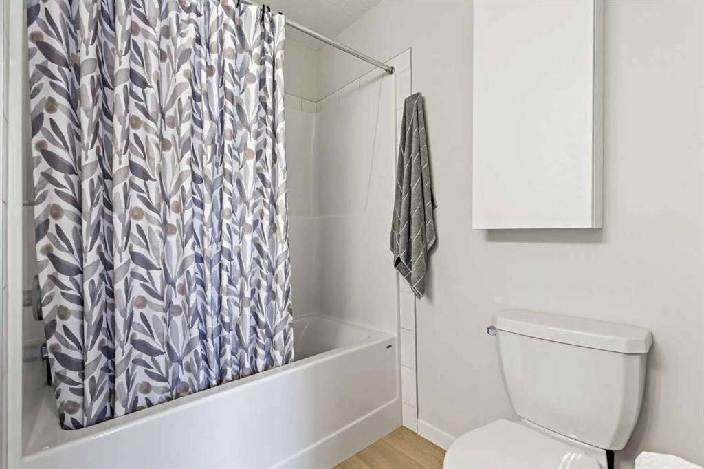 107-474 Seton Circle Se, Calgary, AB - Indoor Photo Showing Bathroom
