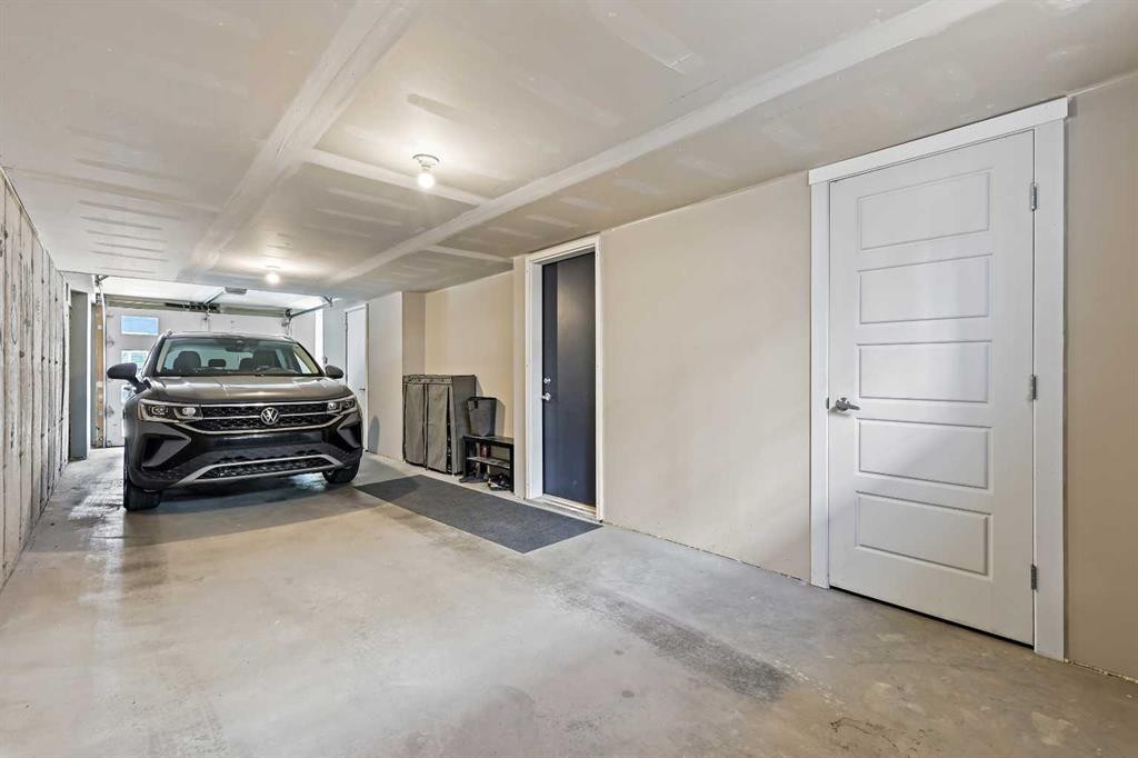107-474 Seton Circle Se, Calgary, AB - Indoor Photo Showing Garage