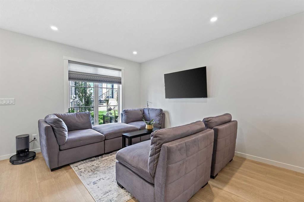 107-474 Seton Circle Se, Calgary, AB - Indoor Photo Showing Living Room