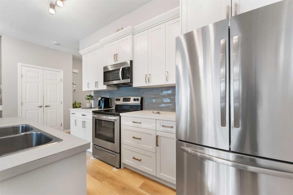 13 Walcrest Way Se, Calgary, AB - Indoor Photo Showing Kitchen