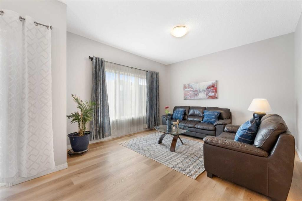 13 Walcrest Way Se, Calgary, AB - Indoor Photo Showing Living Room