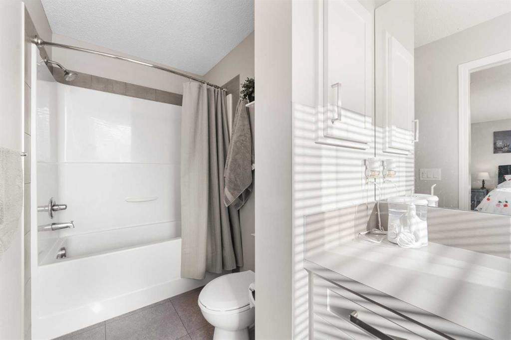 13 Walcrest Way Se, Calgary, AB - Indoor Photo Showing Bathroom