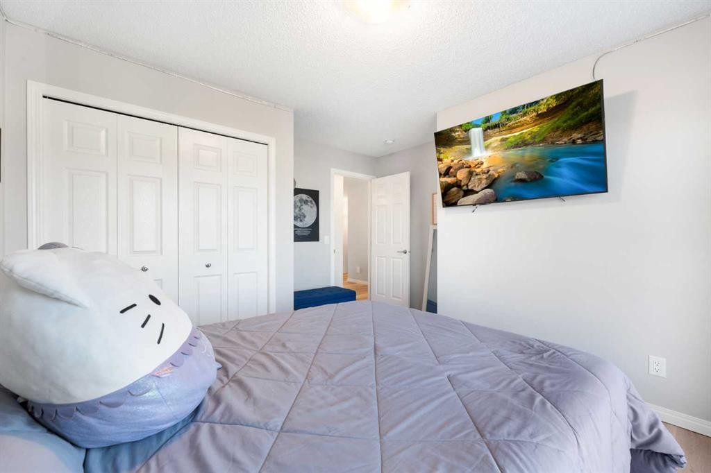 13 Walcrest Way Se, Calgary, AB - Indoor Photo Showing Bedroom