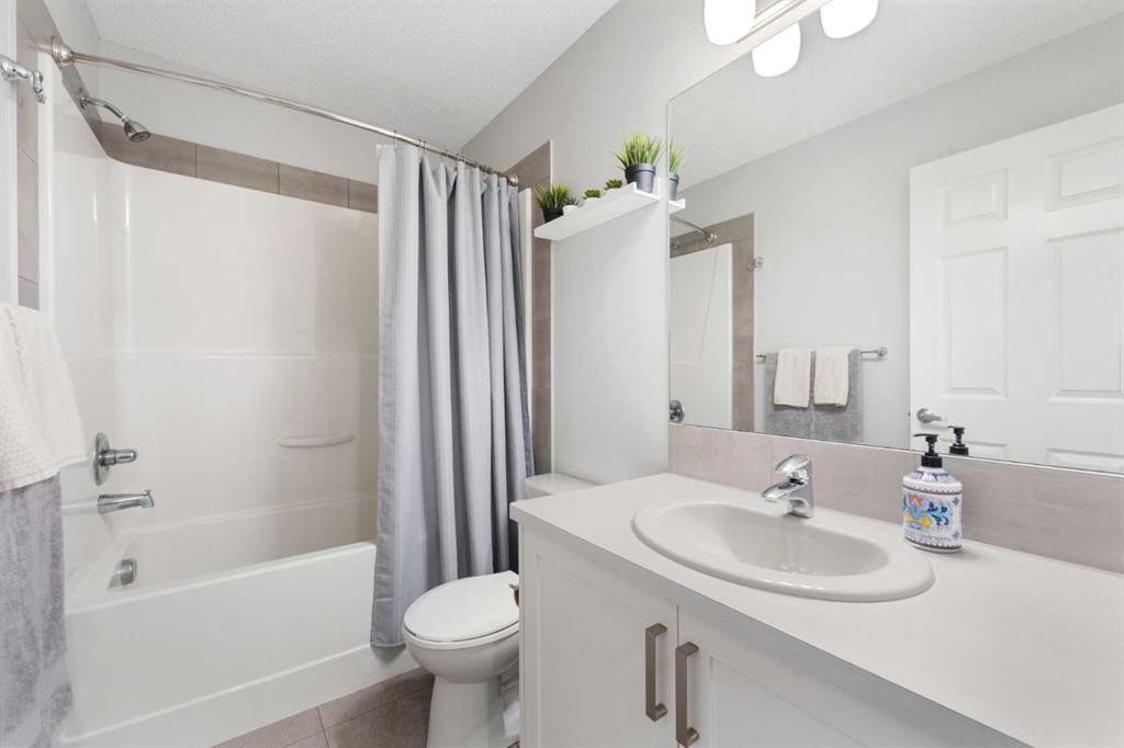 13 Walcrest Way Se, Calgary, AB - Indoor Photo Showing Bathroom