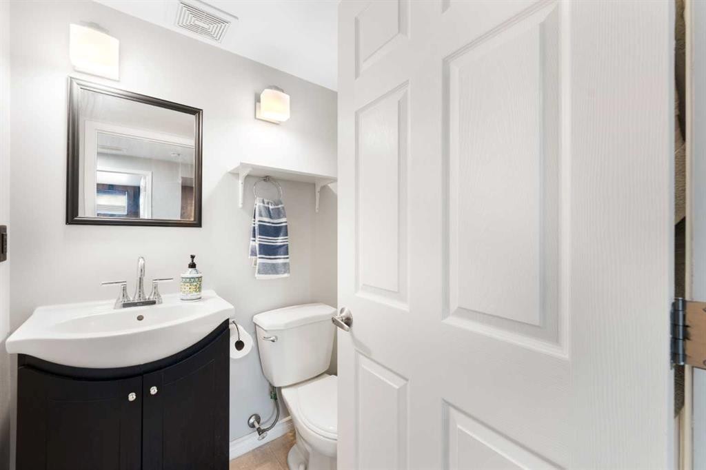 13 Walcrest Way Se, Calgary, AB - Indoor Photo Showing Bathroom