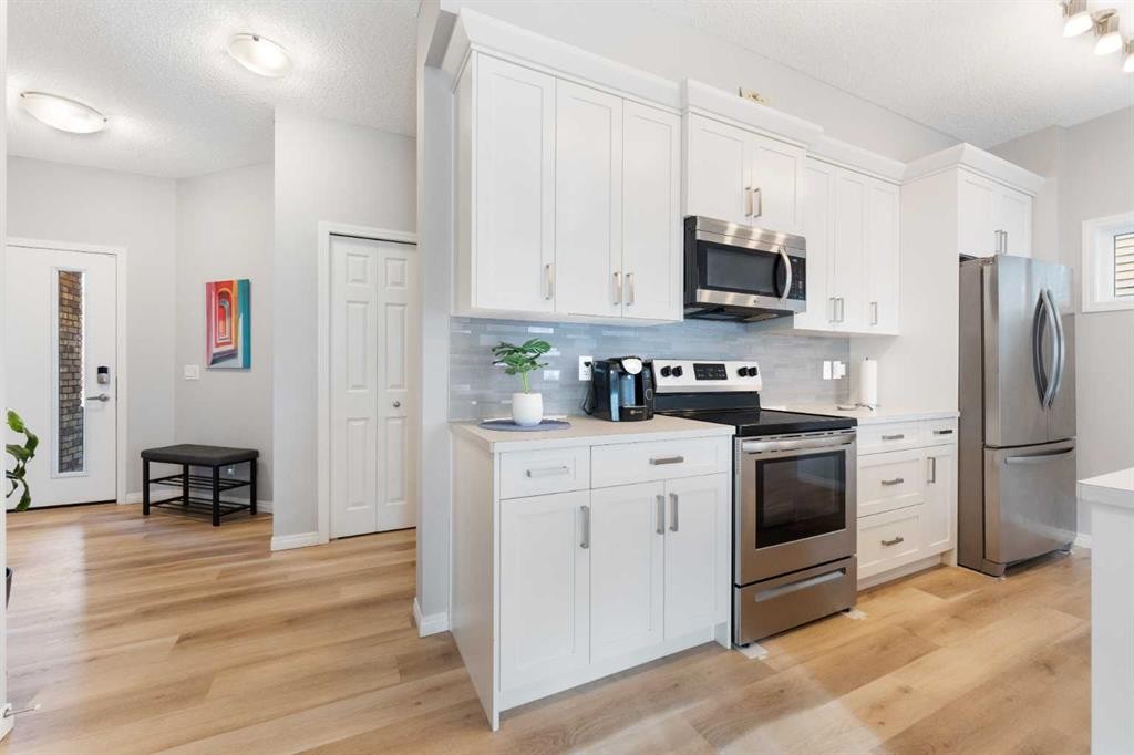 13 Walcrest Way Se, Calgary, AB - Indoor Photo Showing Kitchen