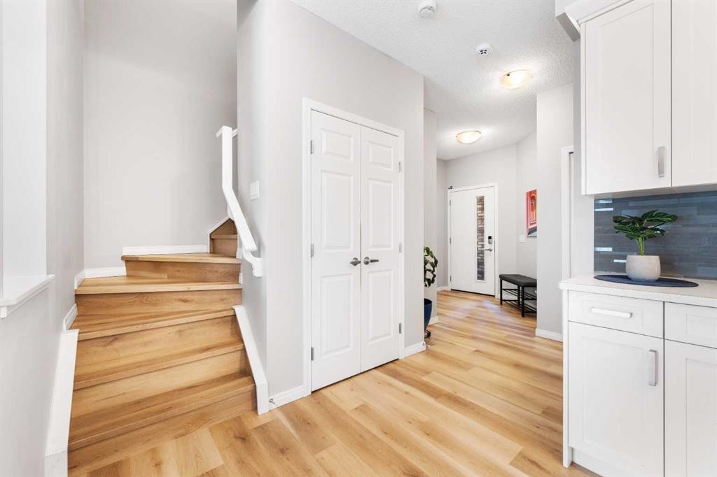 13 Walcrest Way Se, Calgary, AB - Indoor Photo Showing Other Room