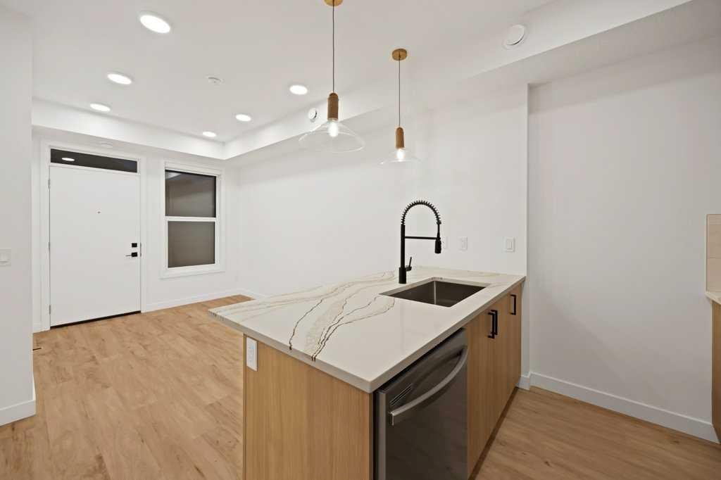 572 Seton Circle, Calgary, AB - Indoor Photo Showing Kitchen With Upgraded Kitchen