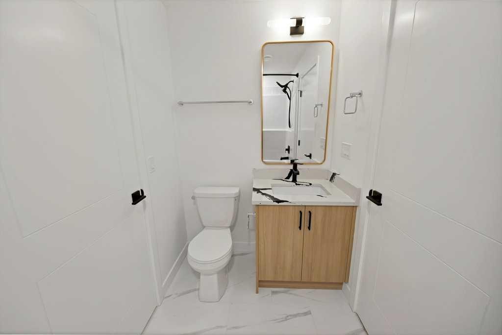 572 Seton Circle, Calgary, AB - Indoor Photo Showing Bathroom