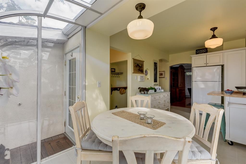817 17 Avenue Se, Calgary, AB - Indoor Photo Showing Dining Room