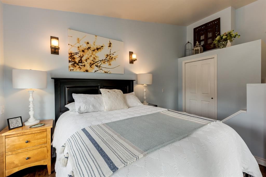 817 17 Avenue Se, Calgary, AB - Indoor Photo Showing Bedroom