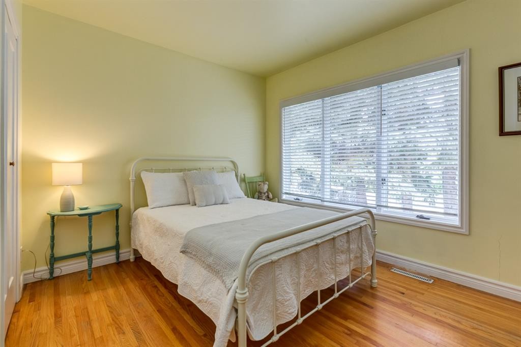 817 17 Avenue Se, Calgary, AB - Indoor Photo Showing Bedroom