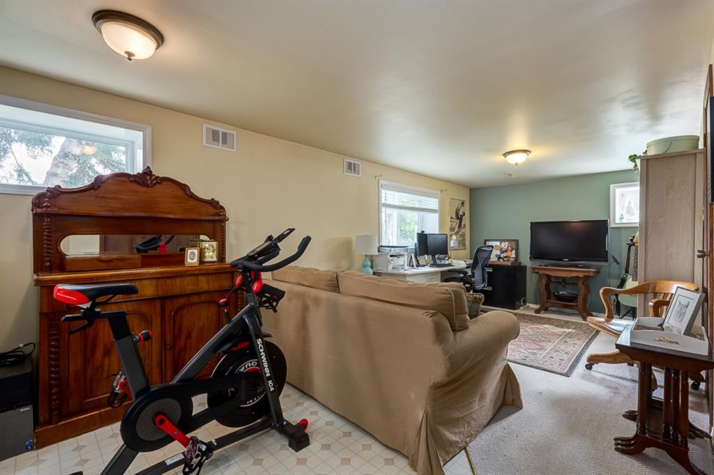 817 17 Avenue Se, Calgary, AB - Indoor