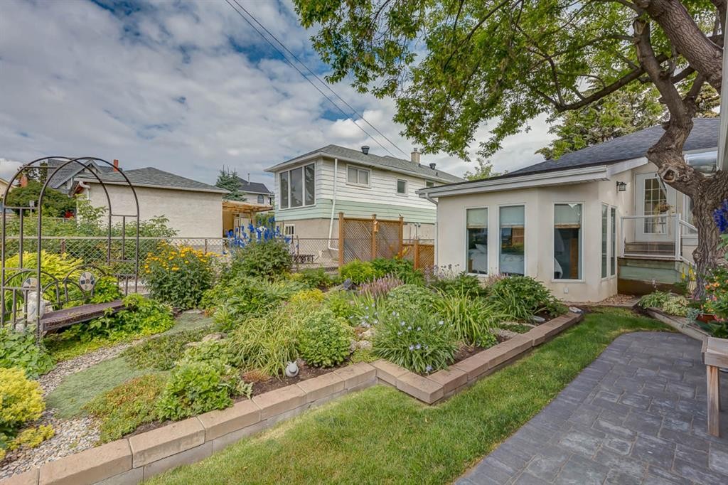 817 17 Avenue Se, Calgary, AB - Outdoor