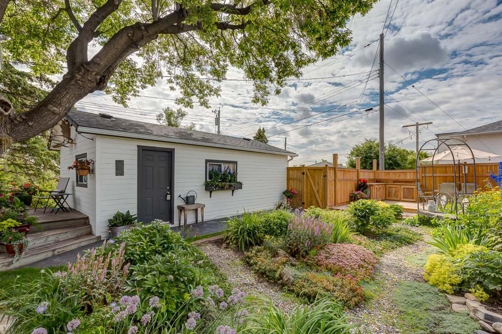 817 17 Avenue Se, Calgary, AB - Outdoor