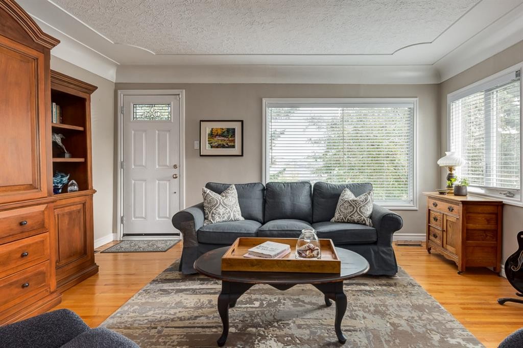 817 17 Avenue Se, Calgary, AB - Indoor Photo Showing Living Room