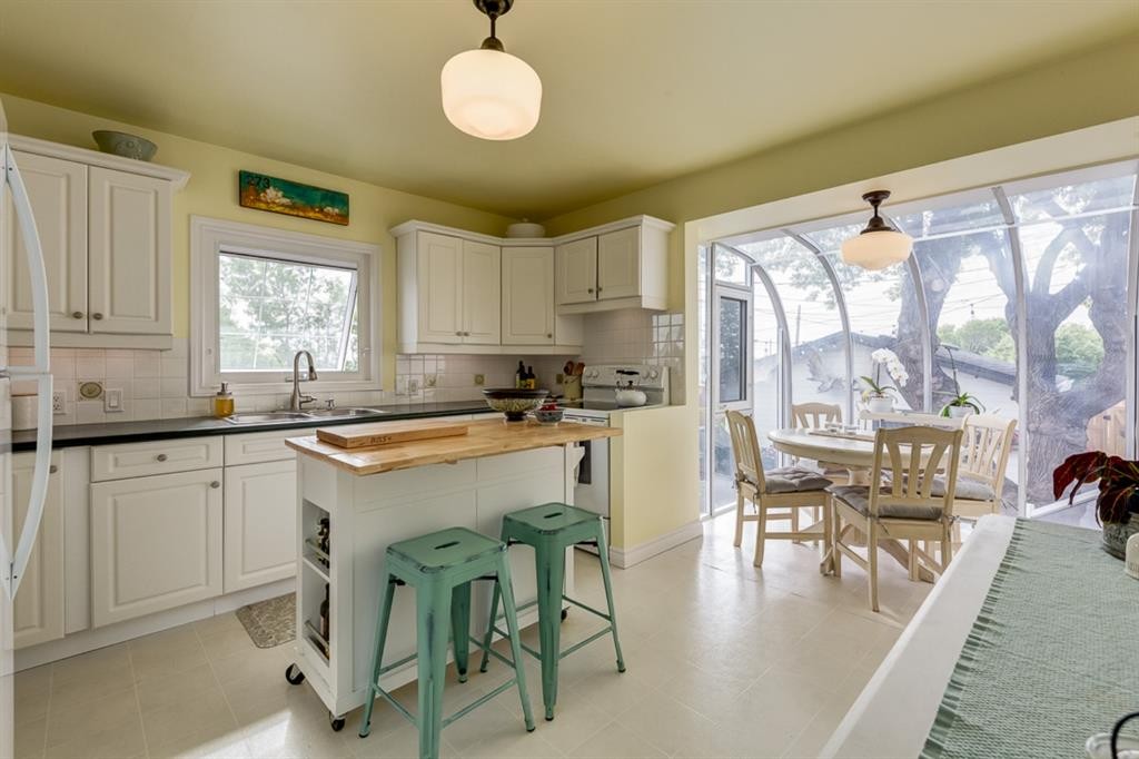 817 17 Avenue Se, Calgary, AB - Indoor