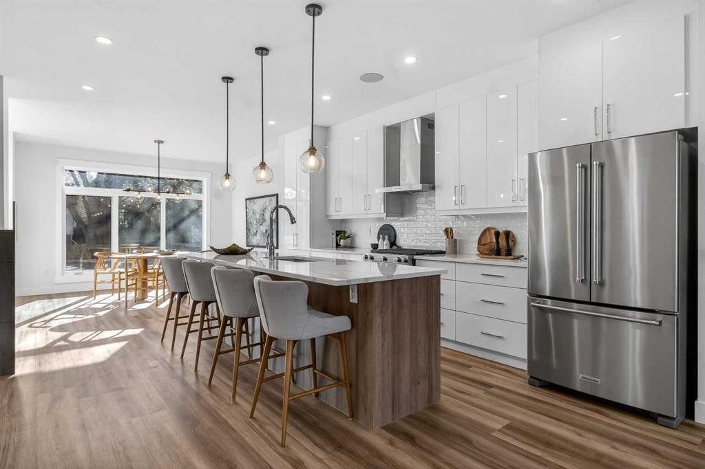430 33 Avenue Nw, Calgary, AB - Indoor Photo Showing Kitchen With Upgraded Kitchen