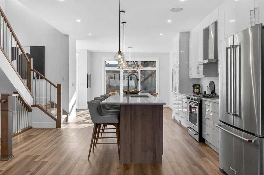 430 33 Avenue Nw, Calgary, AB - Indoor Photo Showing Kitchen With Upgraded Kitchen
