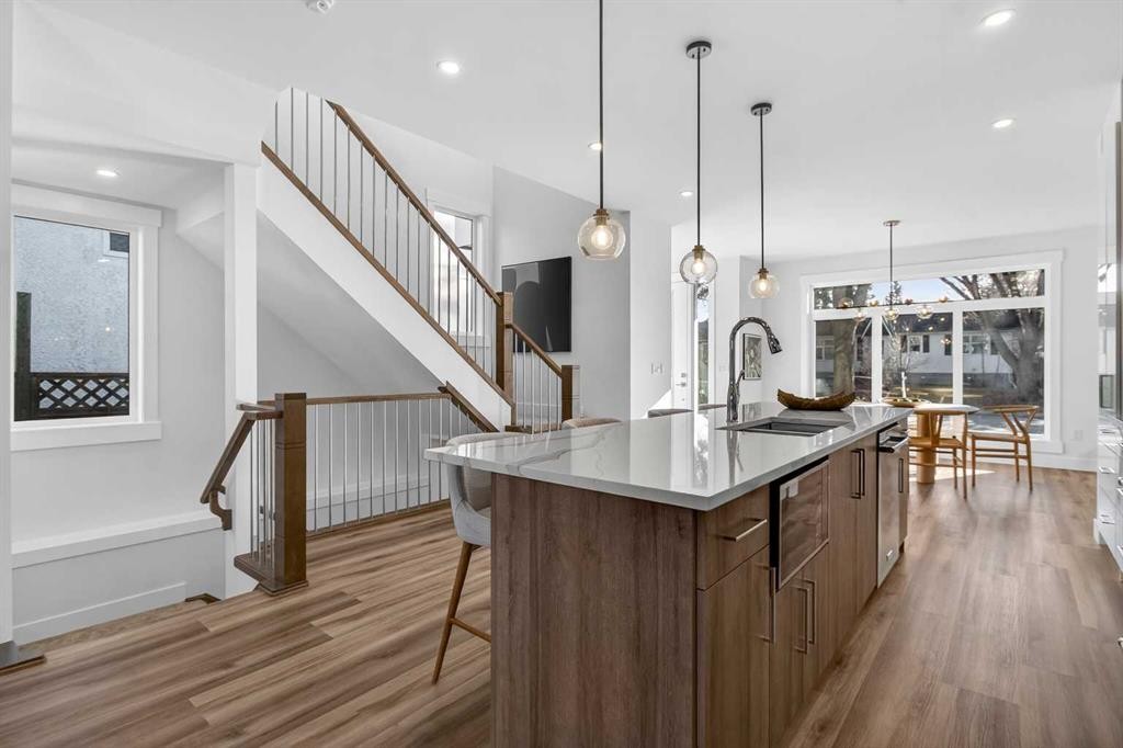 430 33 Avenue Nw, Calgary, AB - Indoor Photo Showing Kitchen With Upgraded Kitchen