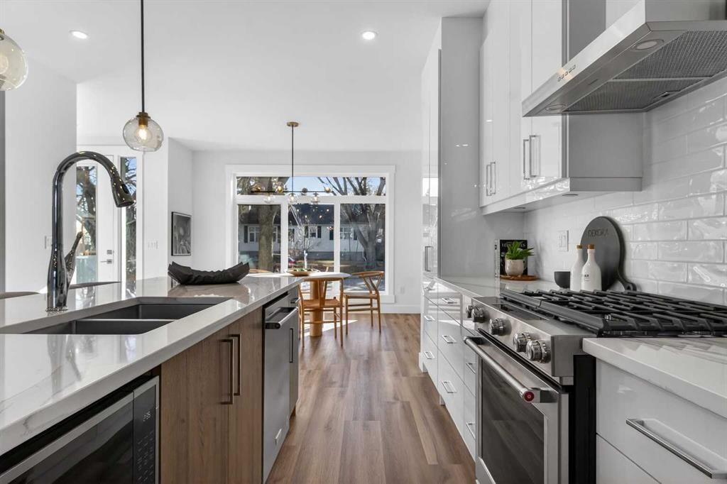 430 33 Avenue Nw, Calgary, AB - Indoor Photo Showing Kitchen With Double Sink With Upgraded Kitchen