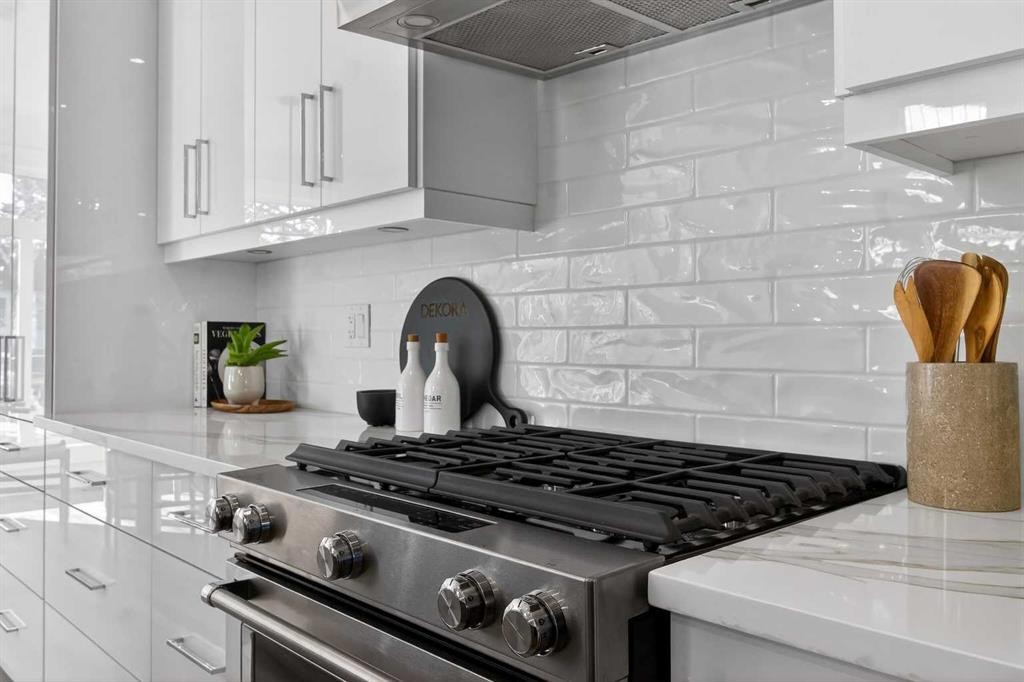 430 33 Avenue Nw, Calgary, AB - Indoor Photo Showing Kitchen With Upgraded Kitchen