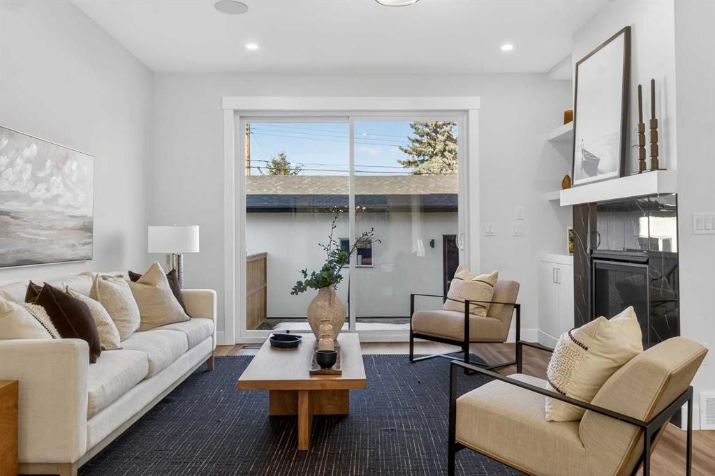 430 33 Avenue Nw, Calgary, AB - Indoor Photo Showing Living Room